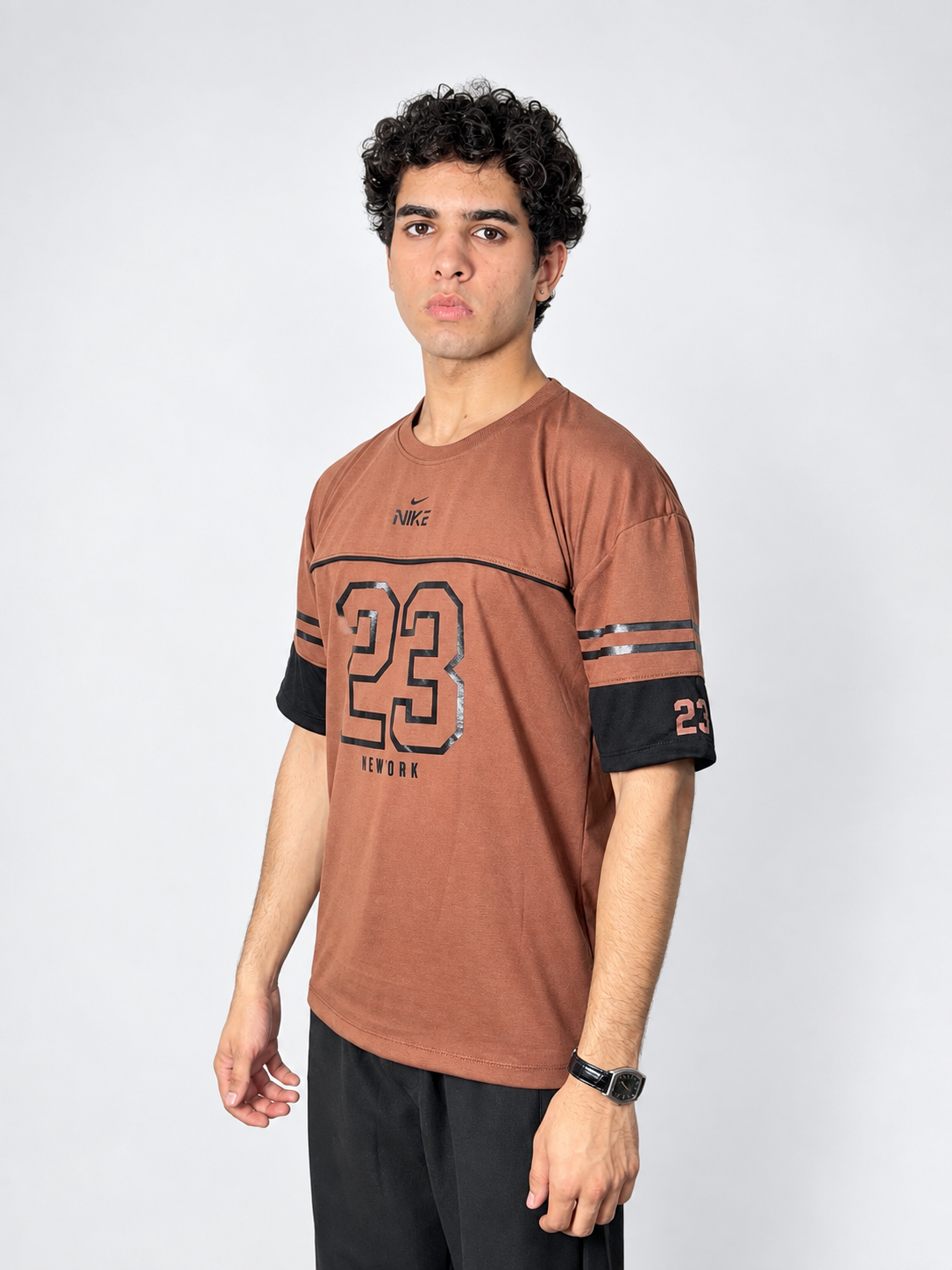 Nike Drop-Shoulder Oversized Graphic Tee "23" – Brown